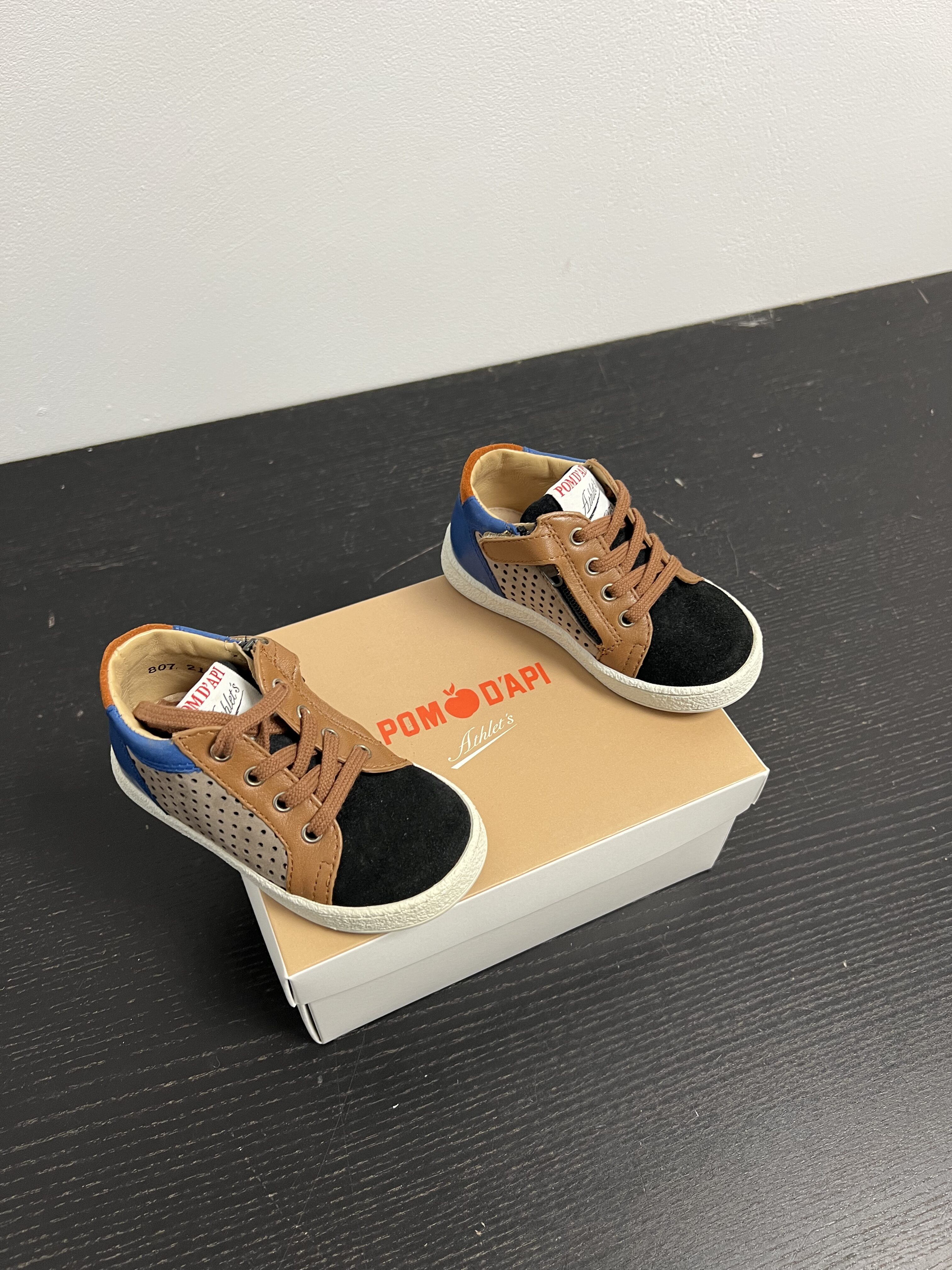 Box butów – 17 par (Obuwie Premium) | Strefa Mody Hurtowy mix obuwia premium – gotowy produkt do dalszej sprzedaży