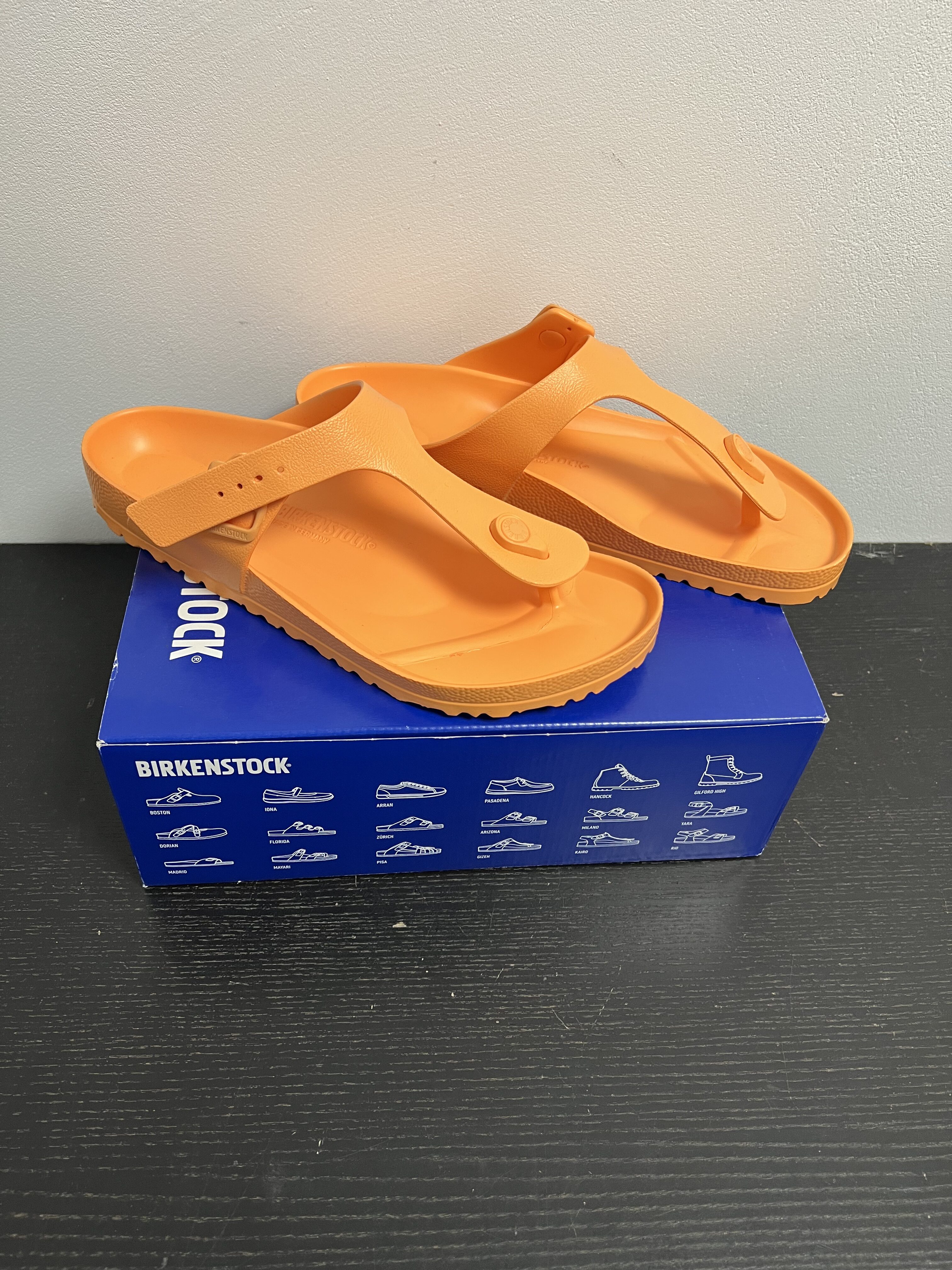 Box butów – 17 par | Obuwie Premium Strefa Mody Hurtowy mix obuwia premium – gotowy do natychmiastowej sprzedaży