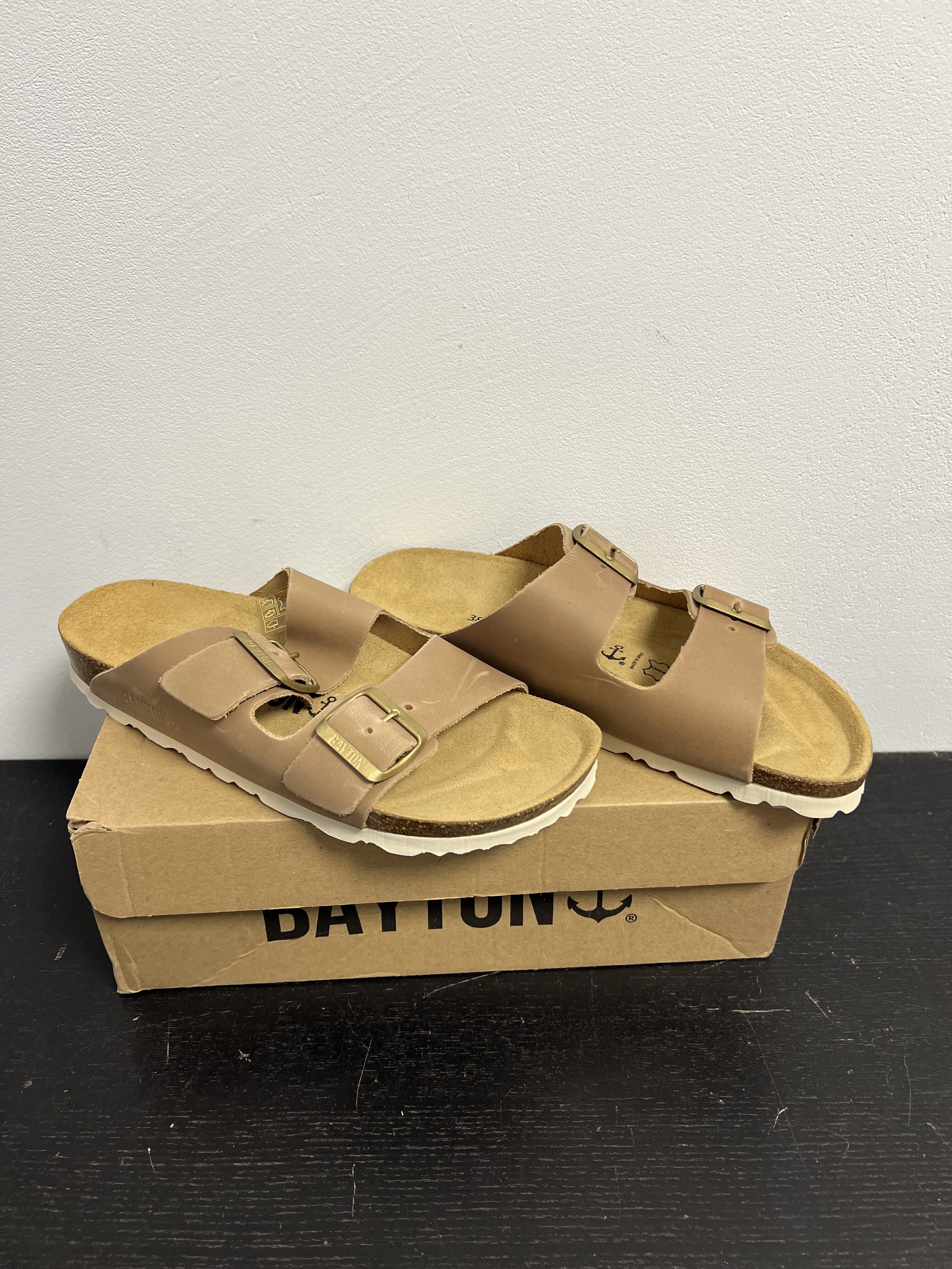Box butów – 17 par | Obuwie Premium Strefa Mody Hurtowy mix obuwia premium – gotowy do natychmiastowej sprzedaży