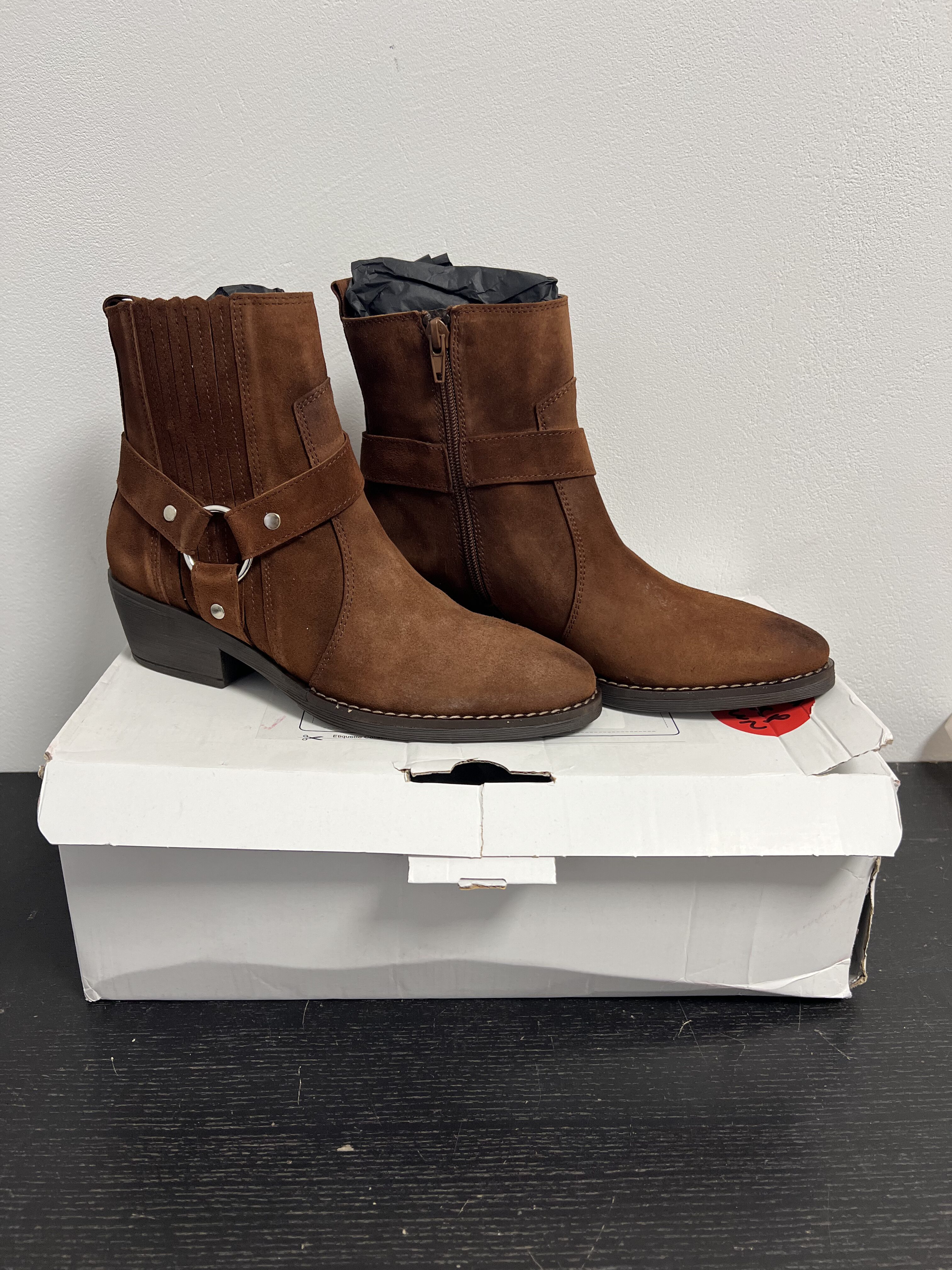 Box butów – 17 par | Obuwie Premium Strefa Mody Hurtowy mix obuwia premium do sprzedaży od pierwszego dnia